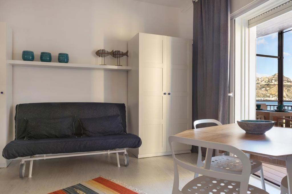 Casablu, Un Delizioso Bilocale Sulla Baia Di Naxos Giardini Naxos Exterior foto
