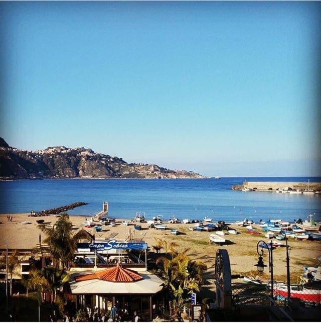 Casablu, Un Delizioso Bilocale Sulla Baia Di Naxos Giardini Naxos Exterior foto